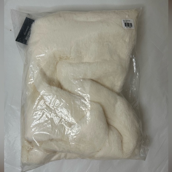 NWT APPARIS IVORY BAMBI SCARF WITH PULL THROUGH CLOSURE - Picture 3 of 8